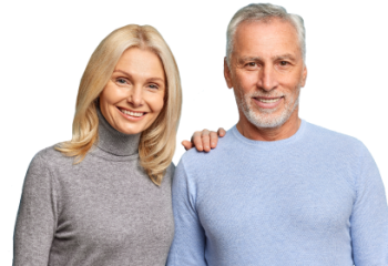 Zwei Senioren lächeln in die Kamera