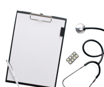 Ein Klemmbrett mit Kugelschreiber und daneben Medikamente und ein Stethoskop
