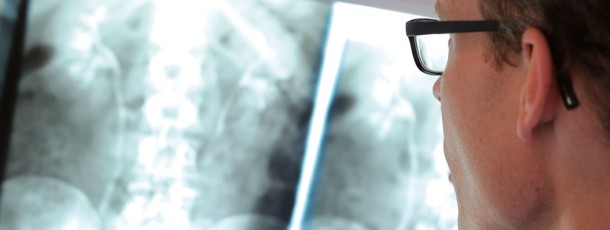 Dr. Frank wertet ein Röntgenbild aus